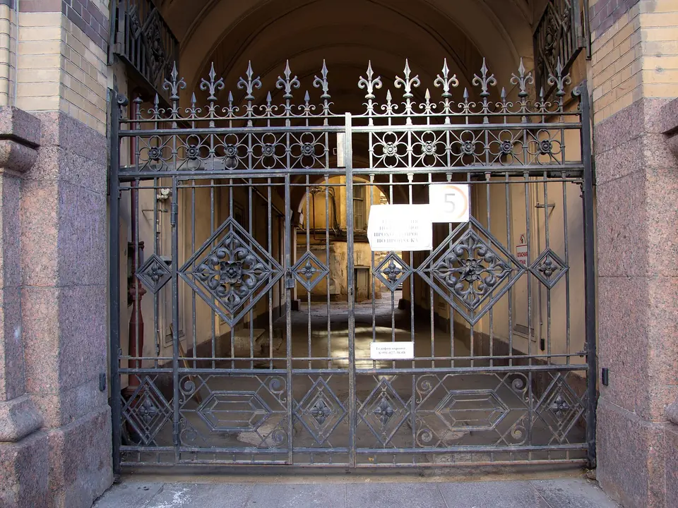 Example of ornate metal gates with spear tops